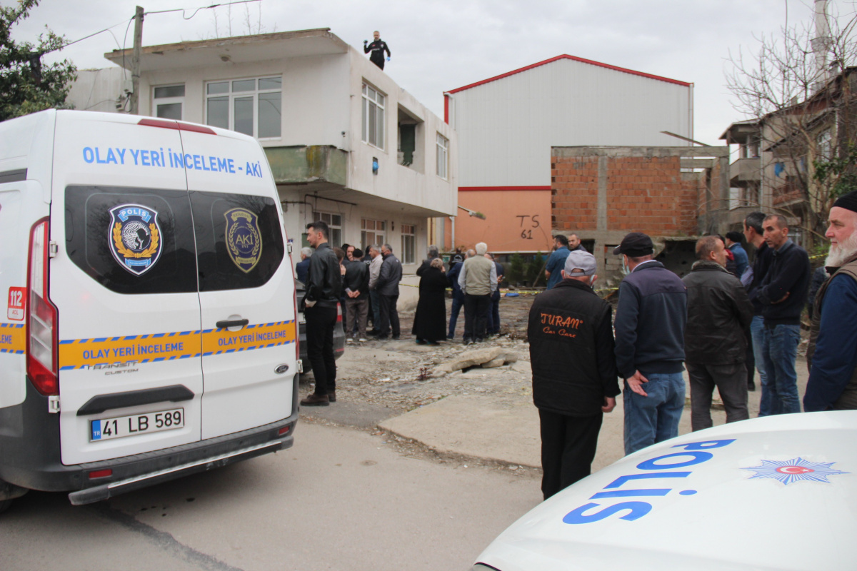 Evinin çatısından düşen şahıs hayatını kaybetti